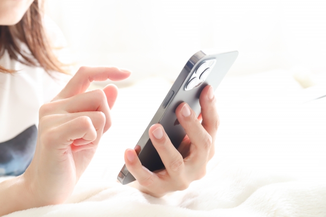 スマホ操作する女性